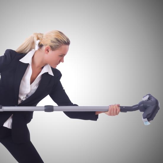 Kvinde med støvsuger