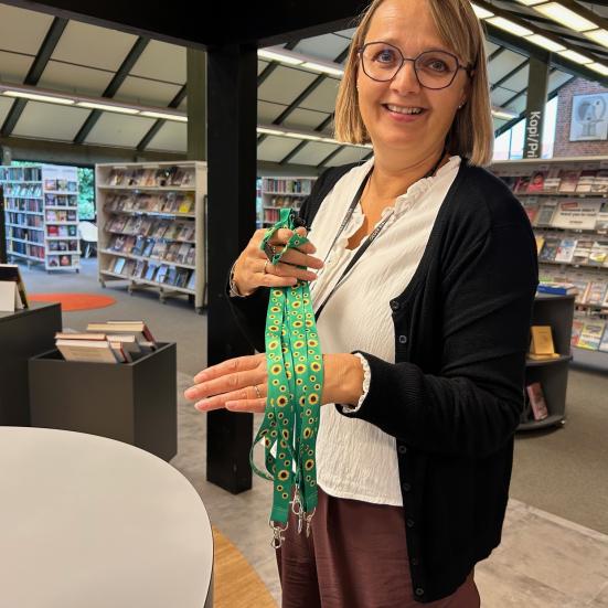Bibliotekar Malene Munk med solsikkesnore