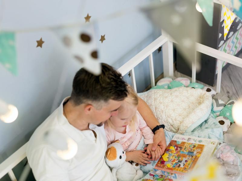 Forælder læser med barn